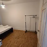 Cozy 2-bedroom In Vibrant Apartment *