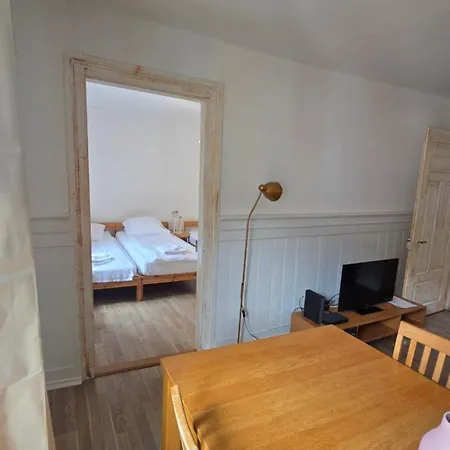 Cozy 2-bedroom In Vibrant Apartment *