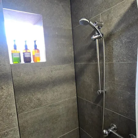 Cozy 2-bedroom In Vibrant Apartamento Zúrich