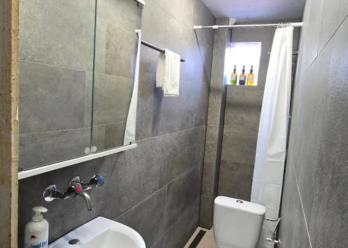 Cozy 2-bedroom In Vibrant Apartament *