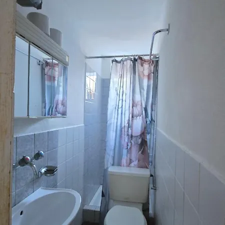 Cozy 2-bedroom In Vibrant Διαμέρισμα *