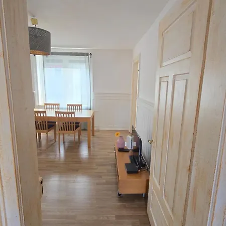 Cozy 2-bedroom In Vibrant Διαμέρισμα