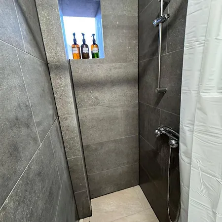 Cozy 2-bedroom In Vibrant Διαμέρισμα *