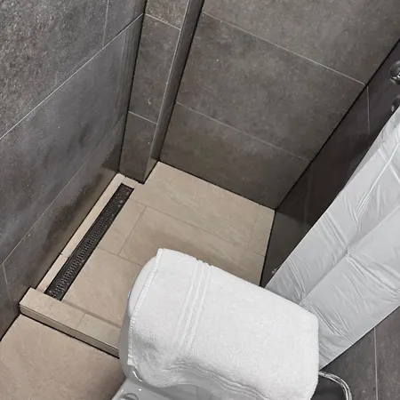 Διαμέρισμα Cozy 2-bedroom In Vibrant *