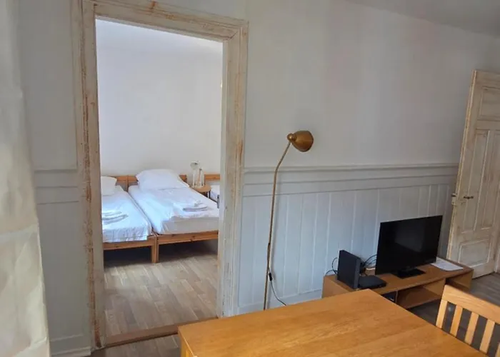 Cozy 2-bedroom In Vibrant Lägenhet *