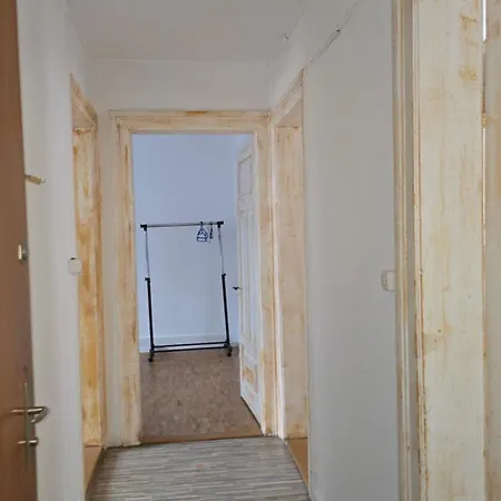 Cozy 2-bedroom In Vibrant Apartman *