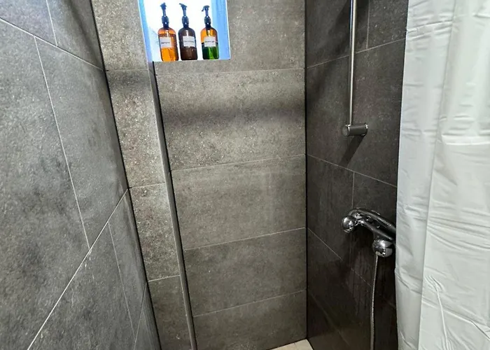 Cozy 2-bedroom In Vibrant Apartman *