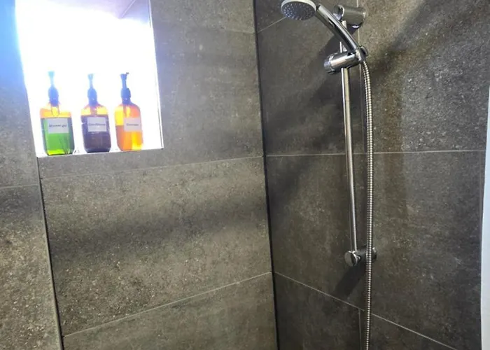 Cozy 2-bedroom In Vibrant Apartman Zürich